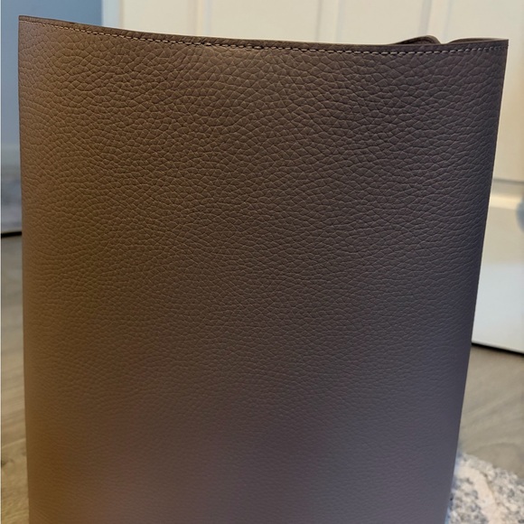 Cuyana Oversized Linea Bucket Bag - Picture 7 of 13